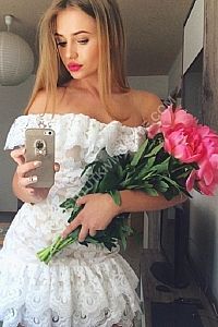 Ника, метро Площадь Революции Ника, метро Площадь Революции